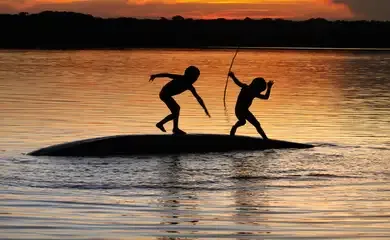 Livro de fotógrafo sobre crianças na Amazônia chega de graça às escolas