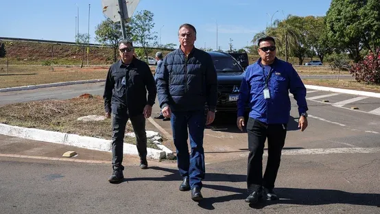 Bolsonaro é alvo de mandado de busca e passará a usar tornozeleira eletrônica