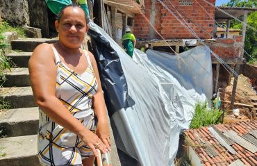 Aplicação de lonas previne deslizamentos de barreiras em áreas de risco