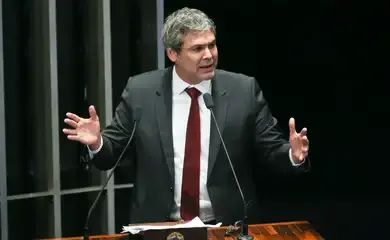 Líder do PT na Câmara diz que tarifas de Trump são ataque à democracia