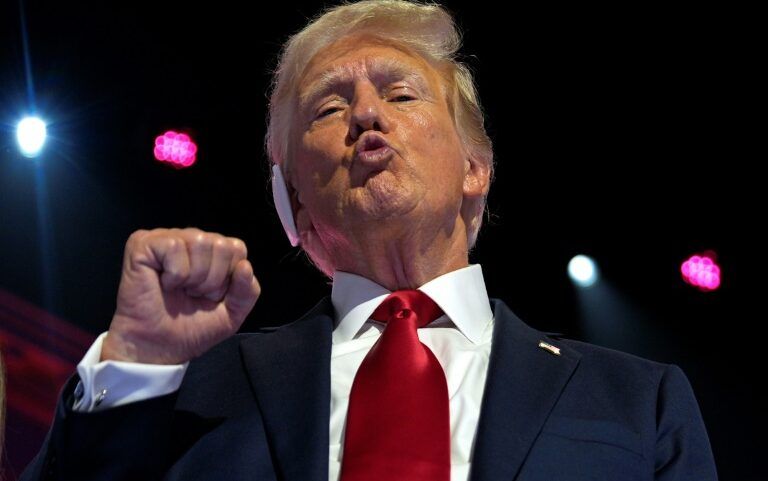 Trump comemora desistência de Biden: ‘Não serve para ser presidente’