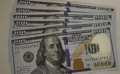 Dólar encosta em R$ 5,21 pressionado por Brasil e exterior