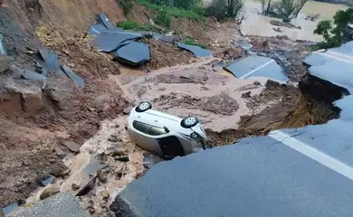 Chuvas abrem cratera e interditam trecho da BR-470