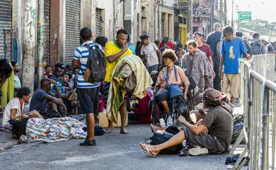 Caminhos da Reportagem mostra conflitos na Cracolândia em São Paulo