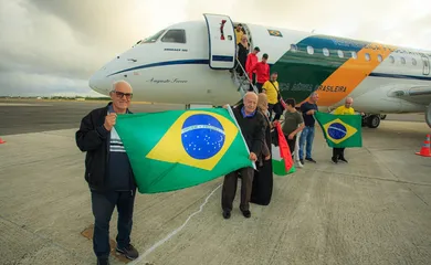 Grupo de brasileiros repatriados da Cisjordânia chega ao Recife