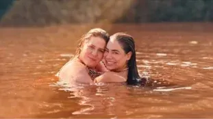 Após perda de bebês, Tati Machado e Lexa posam juntas durante mergulho no Rio Negro