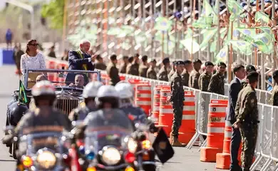 Público acompanha desfile cívico-militar aos gritos de “sem anistia”