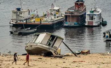 Com seca no Amazonas, ribeirinhos têm dificuldades para se locomover