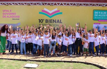 Bienal do Livro: quase 2 mil alunos visitam evento e compram livros com vales entregues pela Prefeitura de Maceió