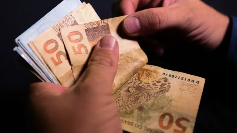 Renda média no Brasil bate recorde histórico e chega a R$ 3.367 em 2025, mostra IBGE