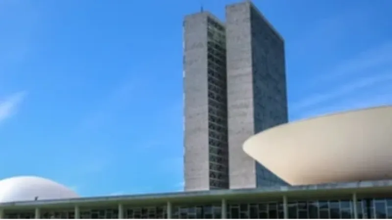 Prisão de Bolsonaro aumenta turbulência no Congresso e desafia o Planalto