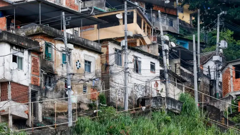 Quase 20% da população de favelas vivem em vias onde não passam carros