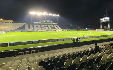 Sob pressão, Vasco sonha em vencer o Azulão