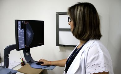 Lei que amplia prevenção de câncer em mulheres pelo SUS é sancionada