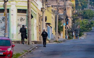 Sobe o número de mortos em confronto nas favelas da Penha