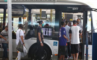 Gasolina mais cara faz pessoas trocarem carro por ônibus