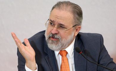 Aras se reúne com ministro da Defesa e comandantes da Forças Armadas