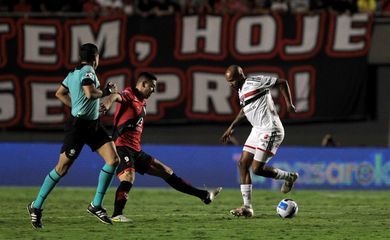 Atlético-GO abre vantagem sobre São Paulo na semifinal