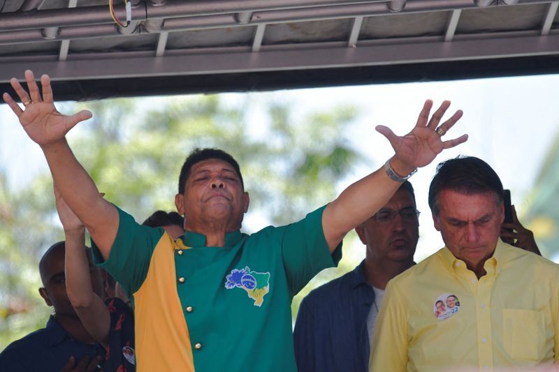Bolsonaro inaugura templo e aposta em pauta de costumes