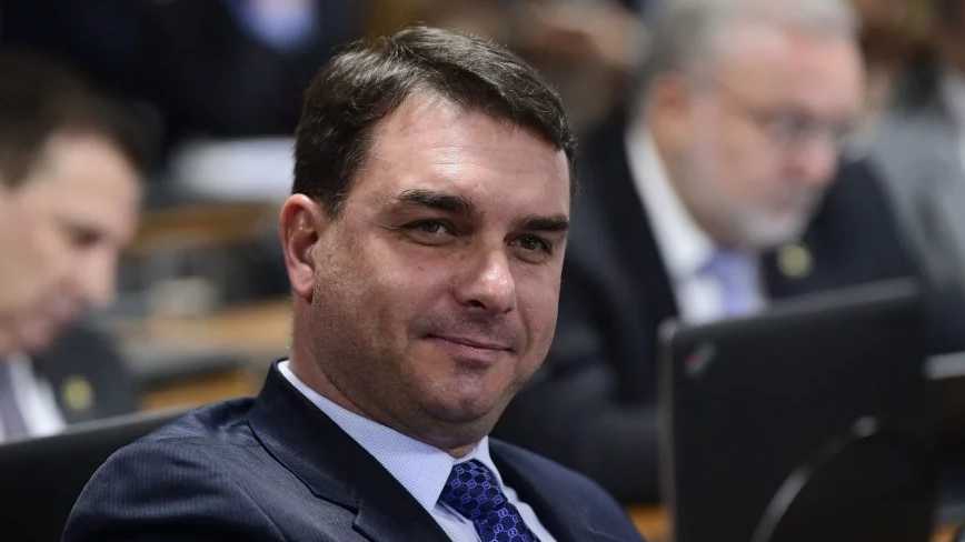 ‘Bolsonaro agirá dentro da Constituição’, afirma Flávio Bolsonaro