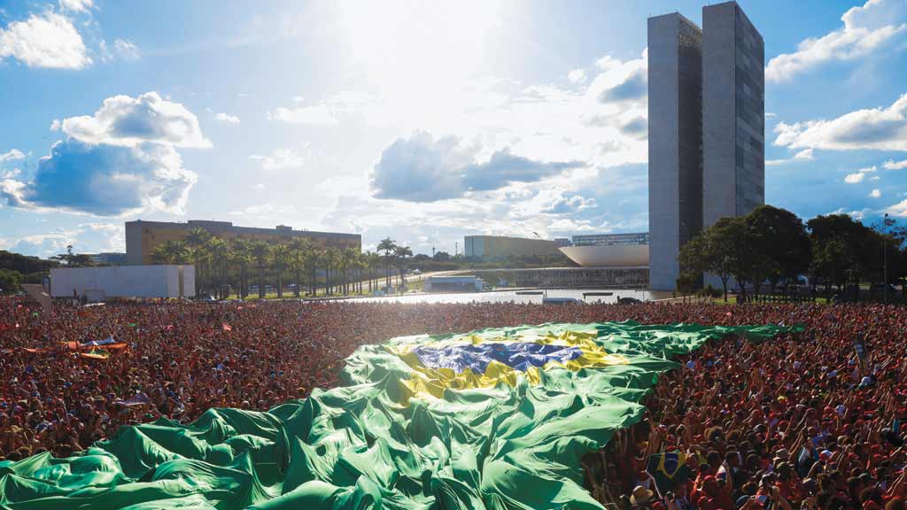 Líder do governo alega ‘terrorismo’ após bolsonaristas invadirem Congresso e Planalto