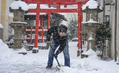 Neve forte causa estragos no Japão conforme onda de frio varre a Ásia
