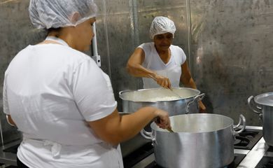 Iniciativa de entrega de marmitas é transformada em cozinha escola