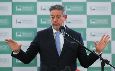 PGR muda posição e defende rejeição de denúncia contra Arthur Lira