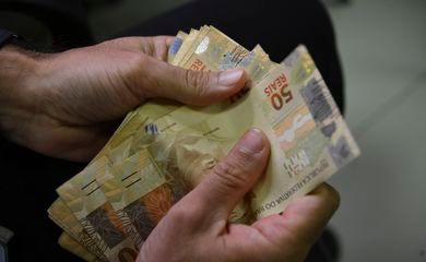 Trabalhadores nascidos em maio e junho recebem hoje abono salarial