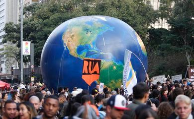 Ato chama atenção sobre projetos que ameaçam o meio ambiente