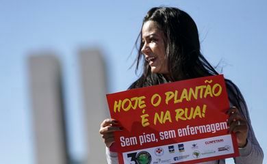 Piso de enfermeiros privados deve ser pago na falta de acordo coletivo