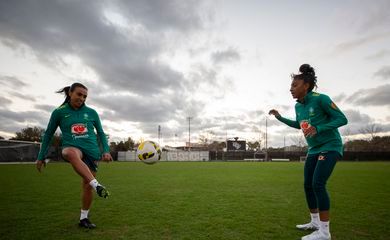 Com passagem de bastão, Marta lidera geração em última Copa do Mundo