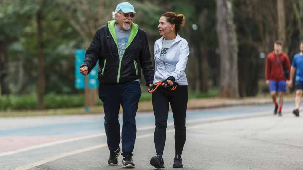 Caminhar e falar melhora seu bem-estar. Cadê sua galera?