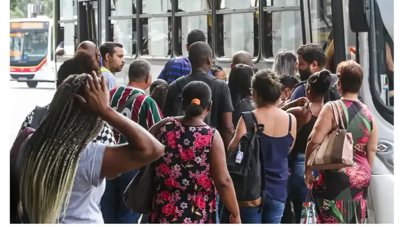 Número dos que procuram emprego há mais de 2 anos cai 17,8%, diz IBGE