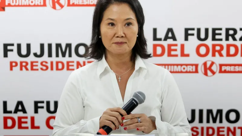 Fujimori se aproxima da presidência do Peru e Sánchez convoca protesto