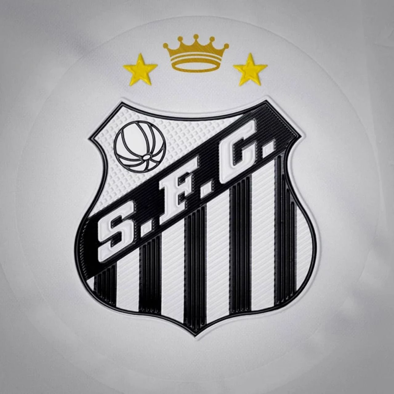 Santos divulga novo uniforme com coroa em homenagem ao Rei Pelé