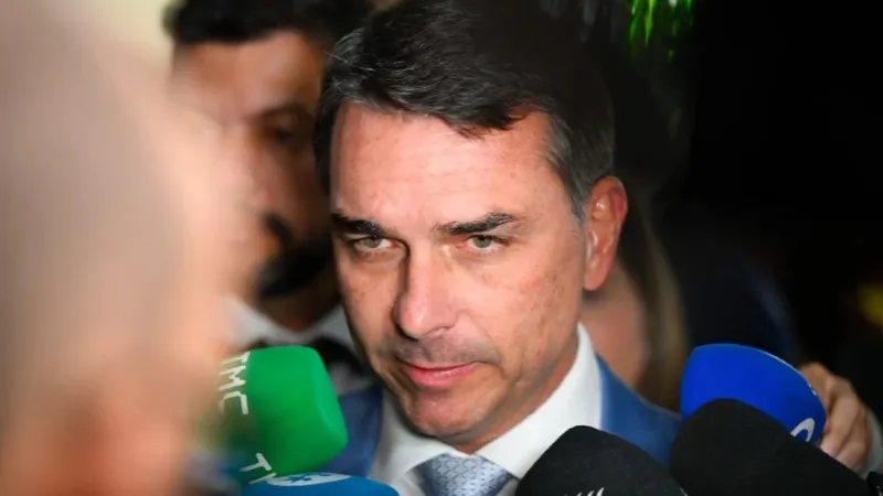 Flávio Bolsonaro visitou Vorcaro em casa após prisão