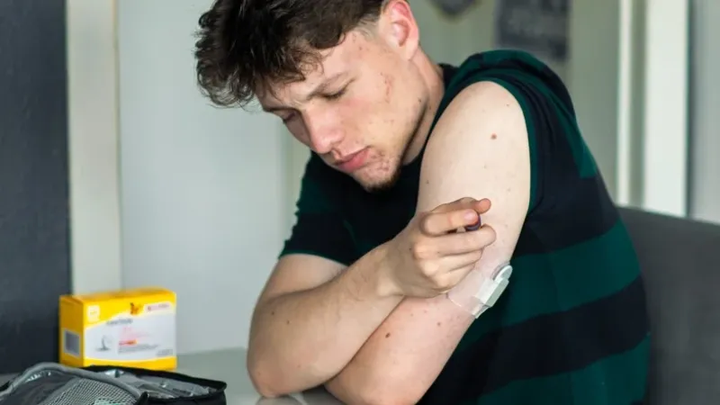 Expulso no ano passado, aluno comemora inclusão de aparelho de glicemia no Enem 2025