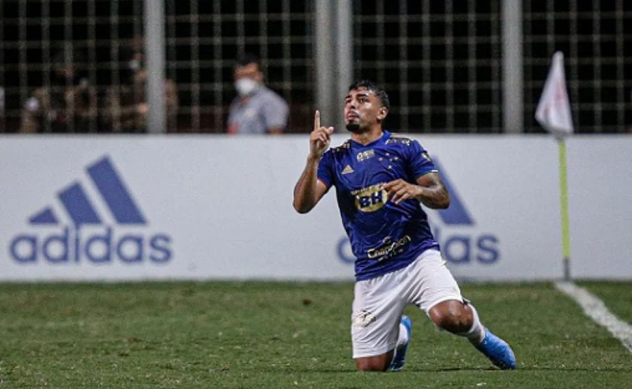 Corinthians aguarda Ronaldo Fenômeno para decidir se buscará lateral
