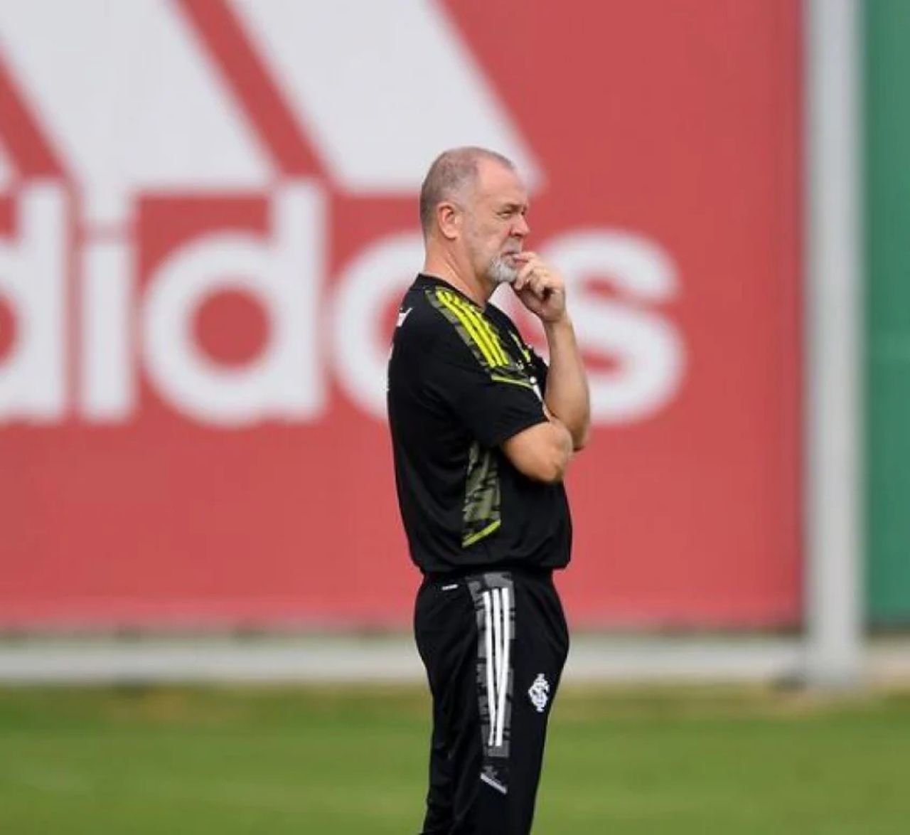 Mano Menezes faz testes na lateral-direita do Internacional