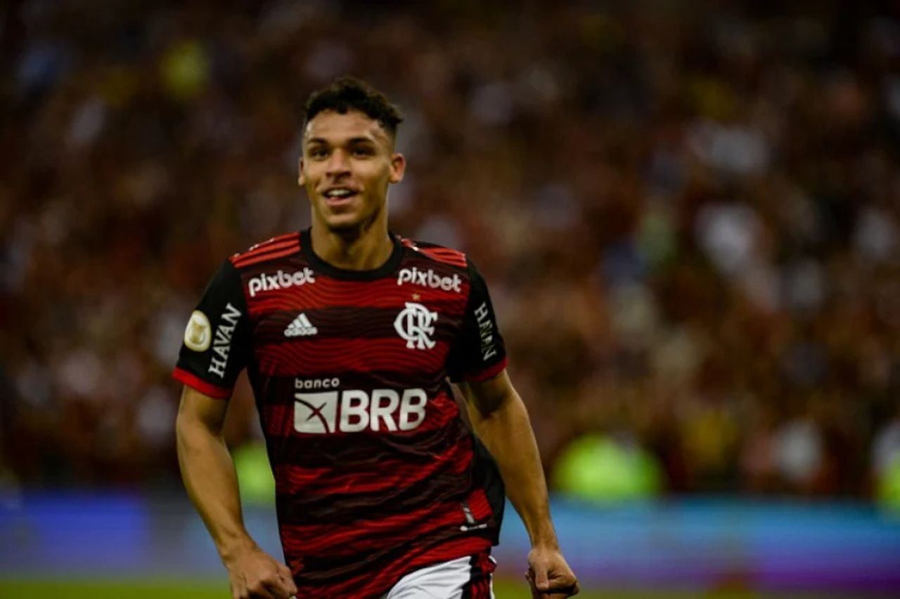 Víctor Hugo mostra personalidade no Flamengo e deve ganhar mais chances com Dorival no próximo ano