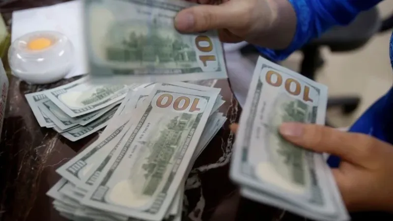 Dólar fecha a R$ 4,91, menor valor desde janeiro de 2024; Ibovespa sobe com Ambev