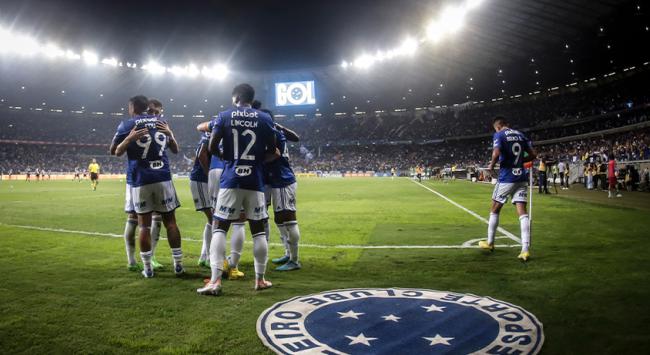 Cruzeiro vence, complica o Vasco, e garante retorno à elite do futebol brasileiro após três temporadas
