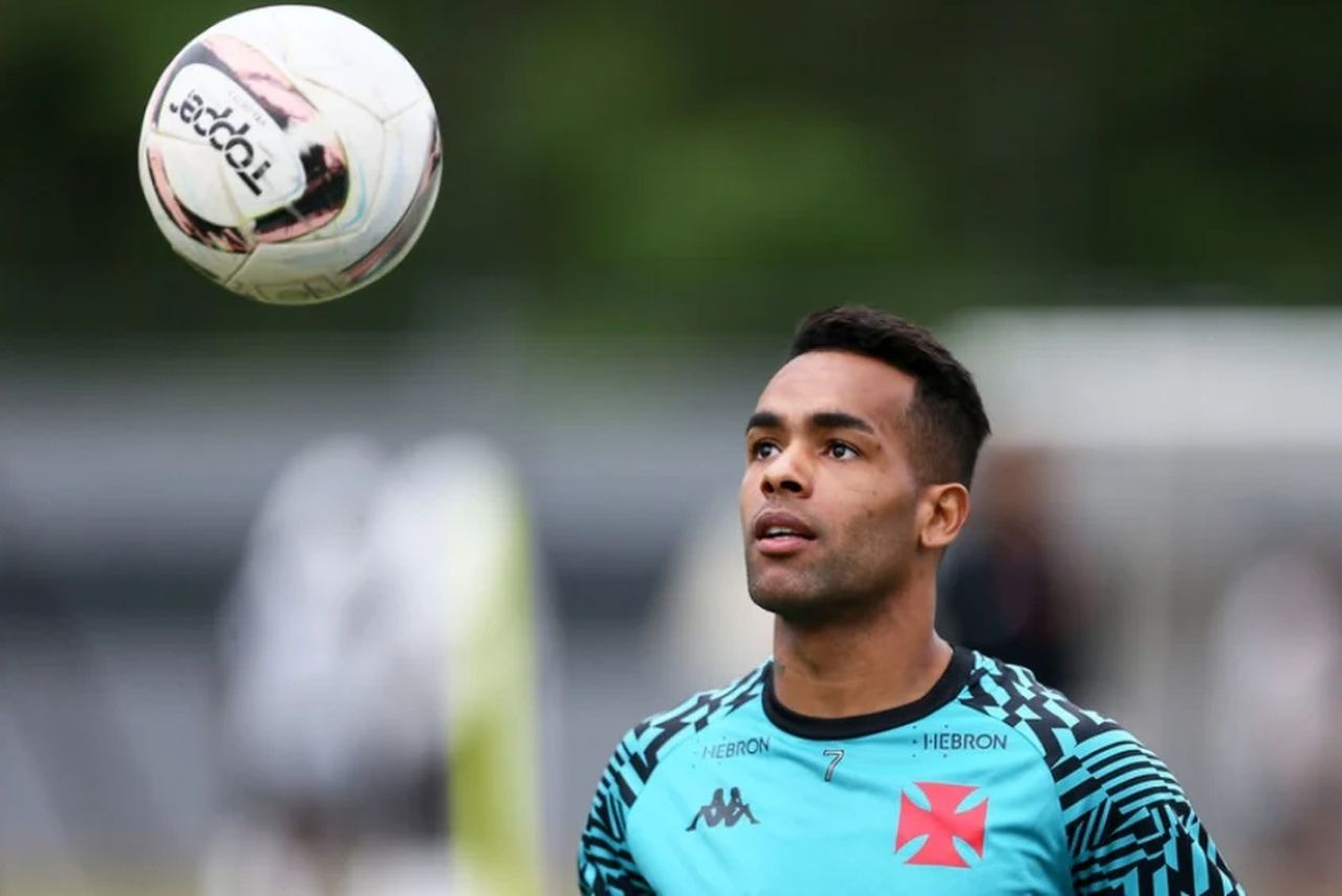 Alex Teixeira completa 10 jogos desde que retornou ao Vasco, mas busca se firmar e ser consistente