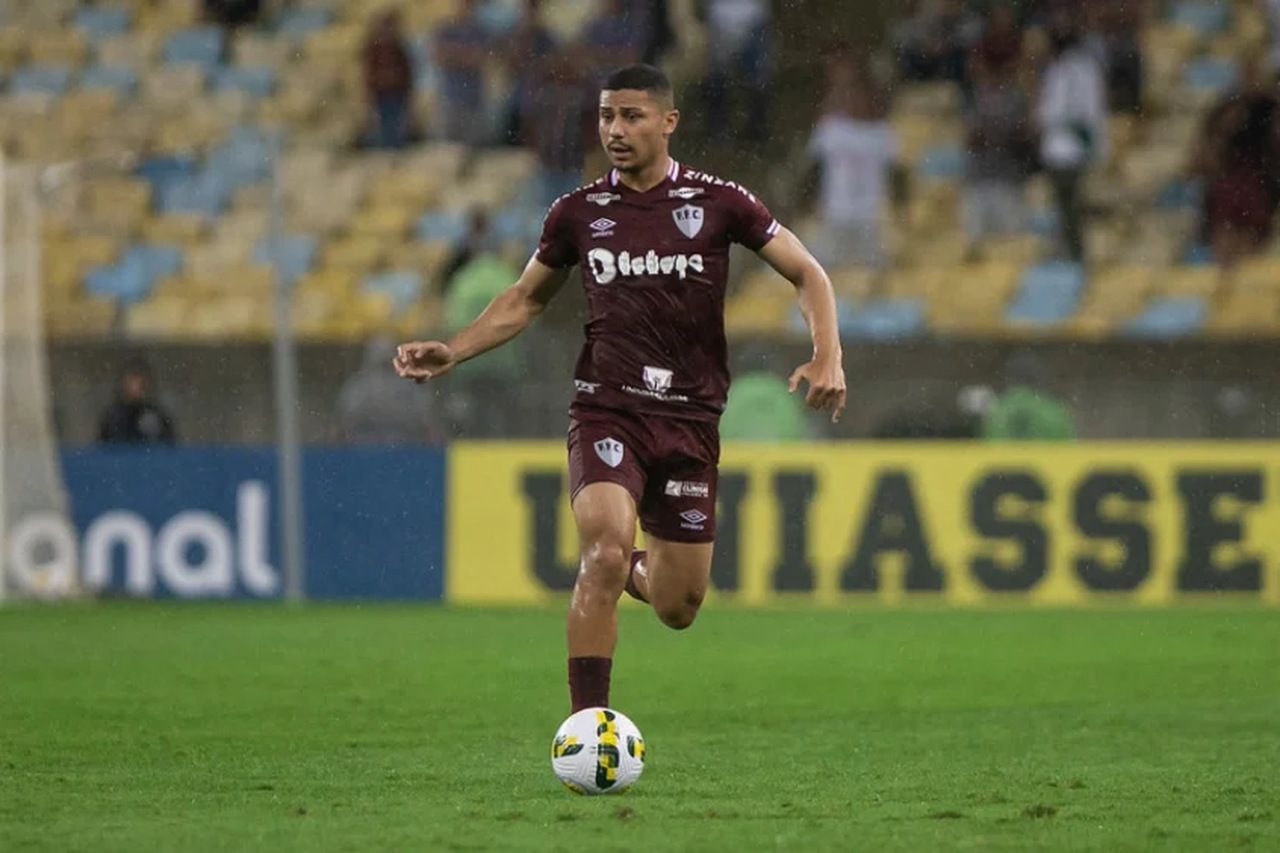 André sai ovacionado em goleada do Fluminense e fica próximo de marca importante