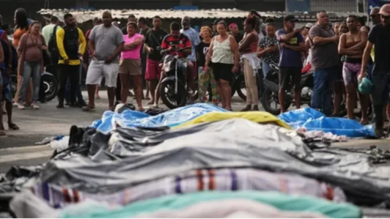 Mais de 60 corpos são levados por moradores para praça na Penha após megaoperação