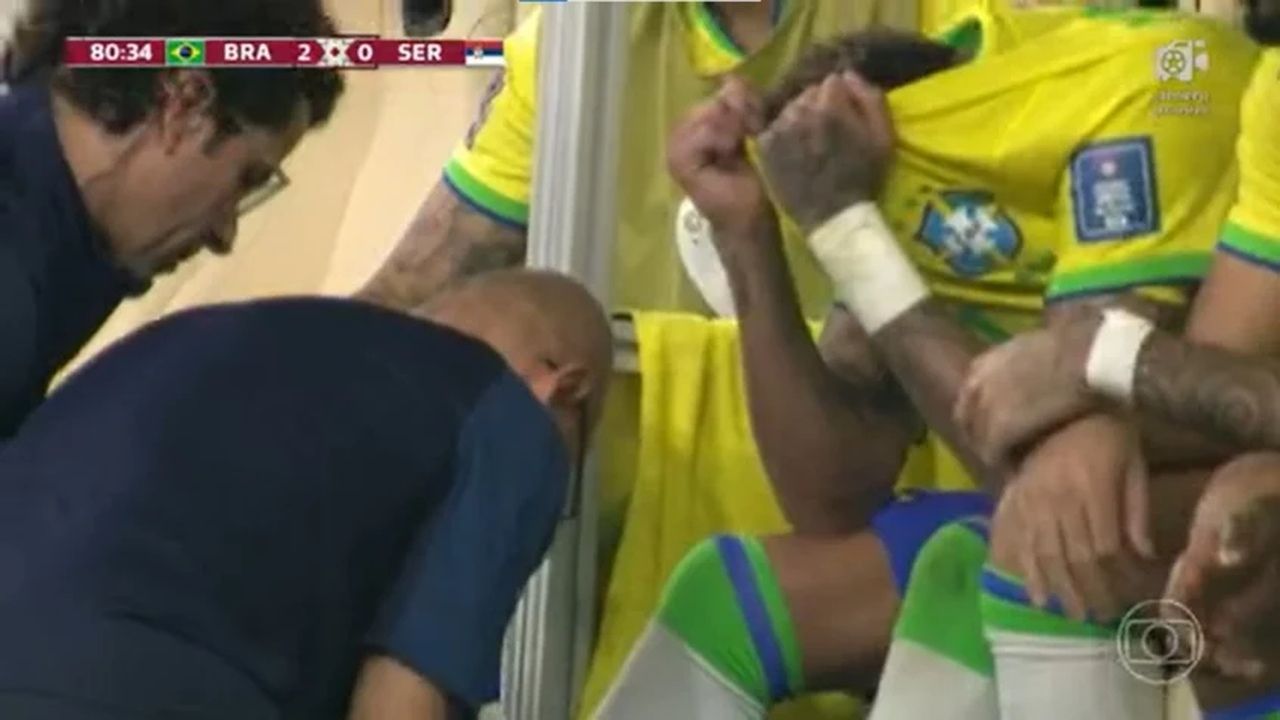 Neymar deixa campo chorando por dores no tornozelo na estreia da Seleção na Copa do Mundo