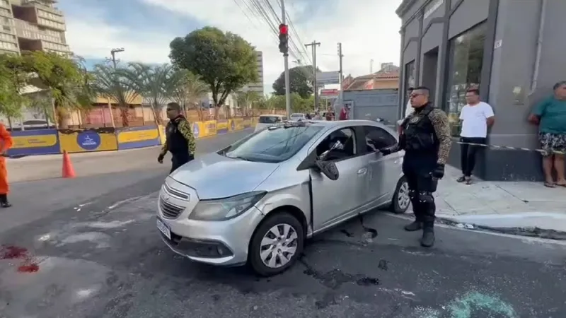 Colisão seguida de capotamento deixa uma pessoa ferida na Pajuçara