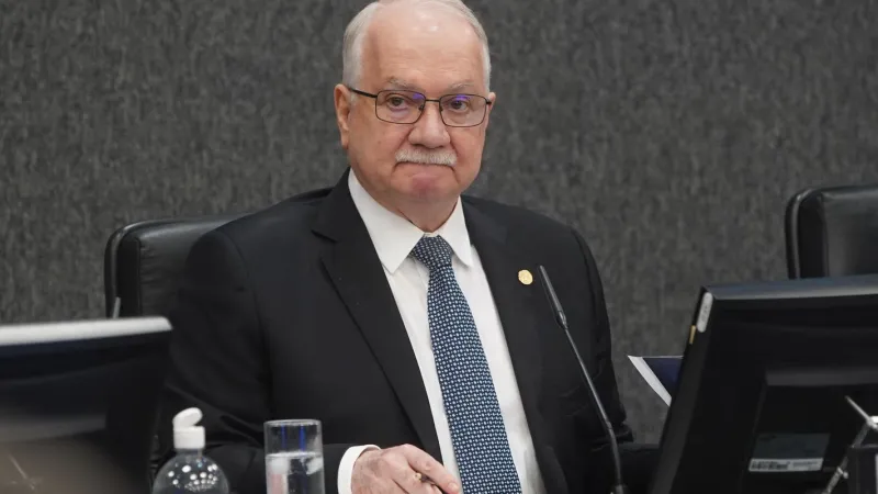 Fachin dá 24 horas para PF enviar informações sobre celular de Vorcaro