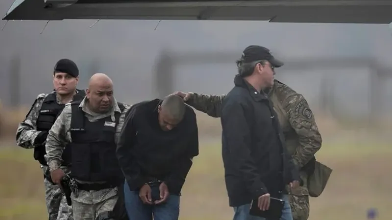 Adélio Bispo tem delírios e é diagnosticado com esquizofrenia na cadeia, diz site